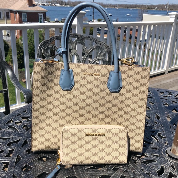Sold! Michael Kors Tote w/ matching wallet - Picture 2 of 8